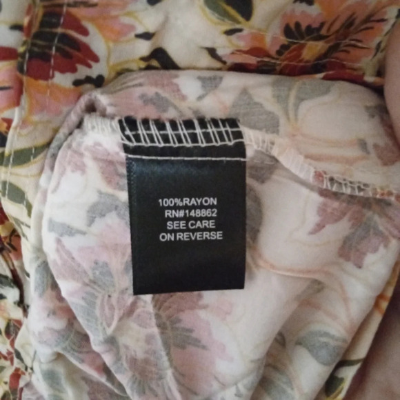 Torrid Floral Roll Tab Challis Rayon Blouse Split V Neck Cream Red Pink Size 4X - Picture 7 of 7